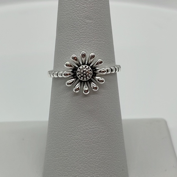 Jewelry - Super Cute Silver Flower Ring